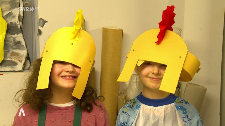 Kinder tragen Pappmasken