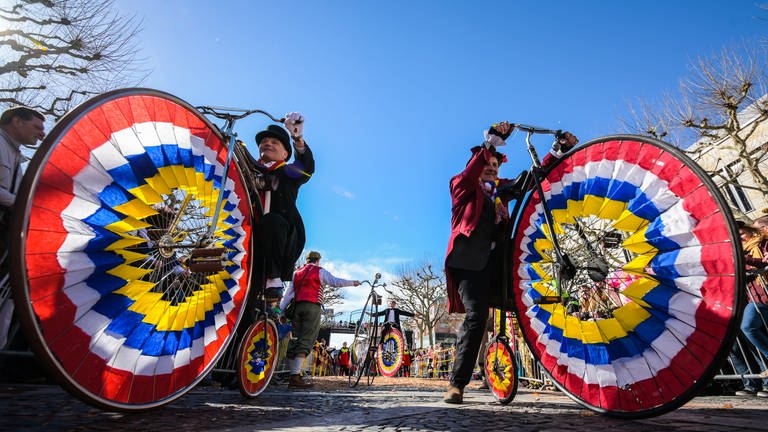Der Straßenkarneval in Rheinland-Pfalz startet traditionell an Weiberfastnacht und der Höhepunkt ist an Rosenmontag beim Umzug in Mainz, bei dem auch diese Hochräder schon teilgenommen haben.