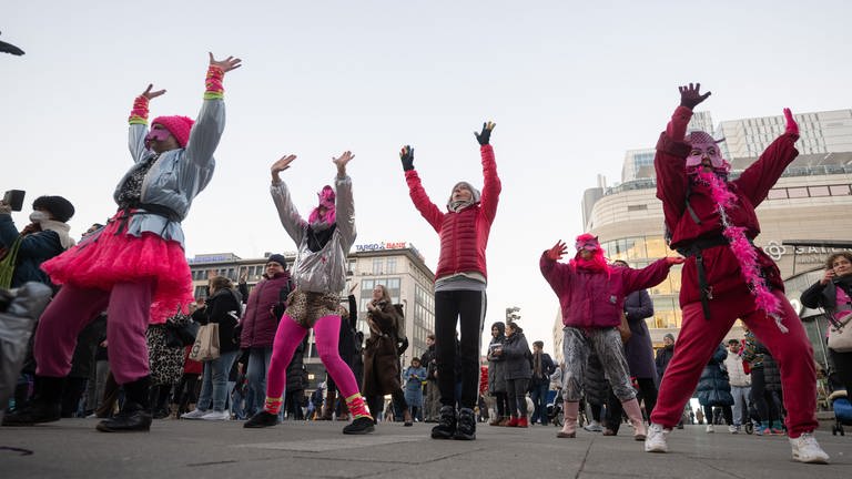 Teilnehmerinnen und Teilnehmer tanzen auf der Tanzdemonstration "One Billion Rising" auf der Hauptwache in Frankfurt.  (Foto: dpa Bildfunk, picture alliance/dpa | Sebastian Gollnow)