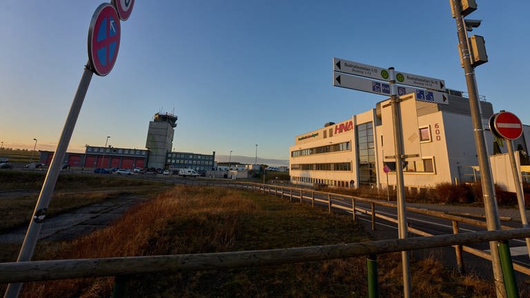 Blick auf Terminal des Flughafens Hahn im Hunsrück. (Foto: dpa Bildfunk, Picture Alliance)