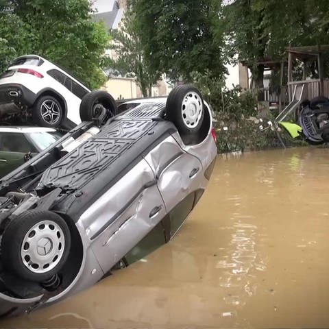 Autos auf dem Kopf durch Überflutung (Foto: SWR)