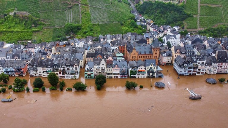 Die Mosel ist über die Ufer getreten und hat einen Teil der Innenstadt von Zell überflutet. (Archivbild vom 16.07.2021)