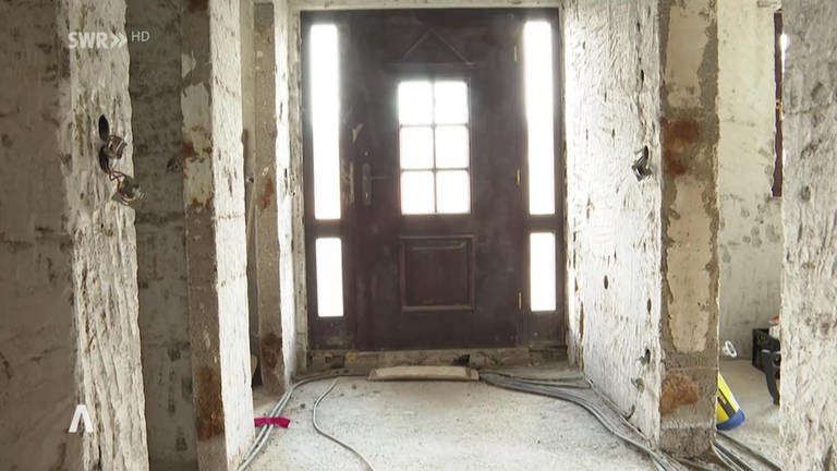 Tür im zerstörten Haus von Ahrtal (Foto: SWR)
