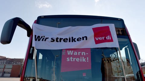Ein Bus mit einem "Warnstreik"-Schild" im Fenster (Foto: dpa Bildfunk, picture alliance | Carsten Rehder)