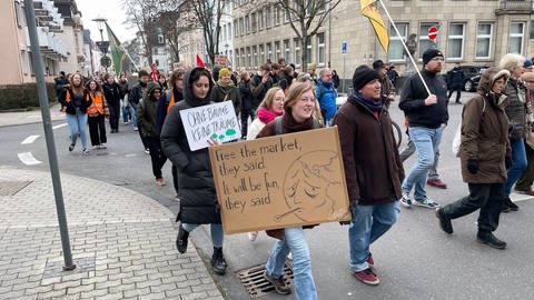 Rund 500 Menschen nehmen an der Demo von "Fridays for Future" in der Koblenzer Innenstadt teil. (Foto: SWR)