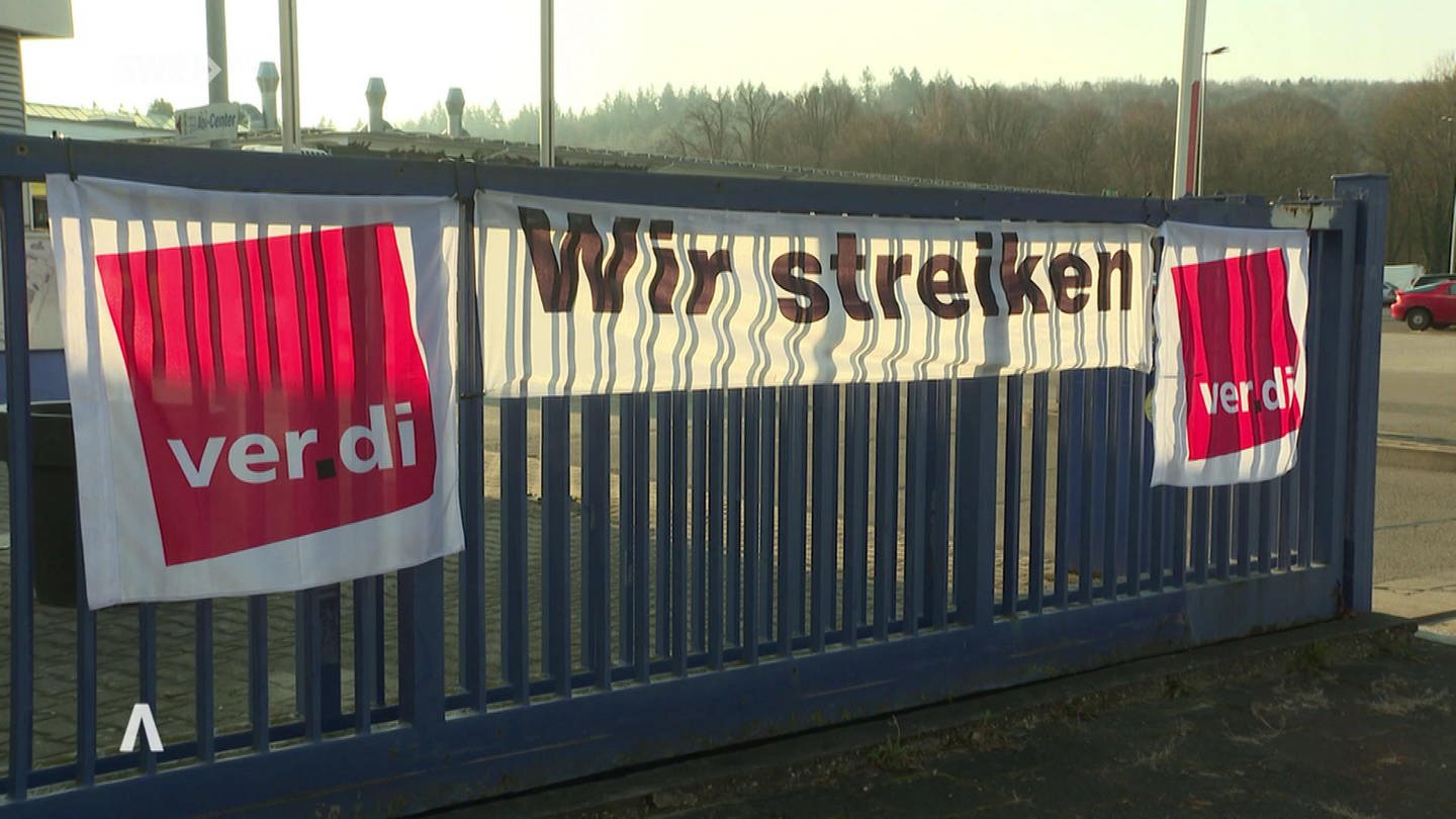 Streik Flaggen Verdi (Foto: SWR)