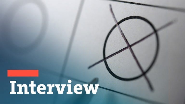 Ein Kreuz im Kreis auf einem Stimmzettel & Typo "Interview"