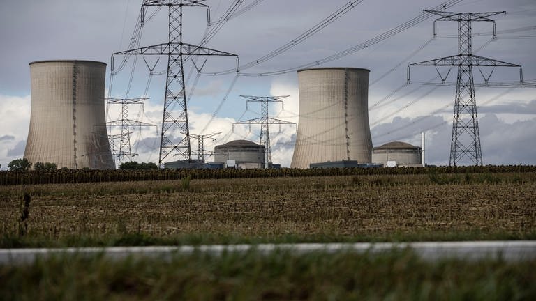 In Reaktor 3 des französischen Atomkraftwerks Cattenom sind weitere Risse an Rohrleitungen entdeckt worden.  (Foto: picture-alliance / Reportdienste, picture alliance / ASSOCIATED PRESS | Jean-Francois Badias)