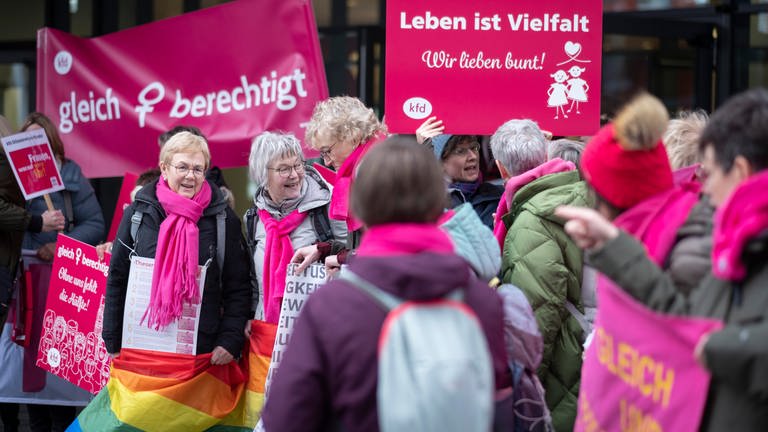 Protestierende Frauengruppen haben die Delegierten des katholischen Reformdialogs Synodaler Weg (Foto: picture-alliance / Reportdienste, picture alliance / epd-bild | Tim Wegner)
