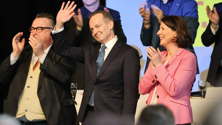 Der wiedergewählte FDP-Landesvorsitzende Wissing winkt den Delegierten zu  (Foto: picture-alliance / Reportdienste, Picture Alliance)