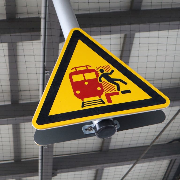 Warnschild: Das Überqueren der Gleise ist verboten