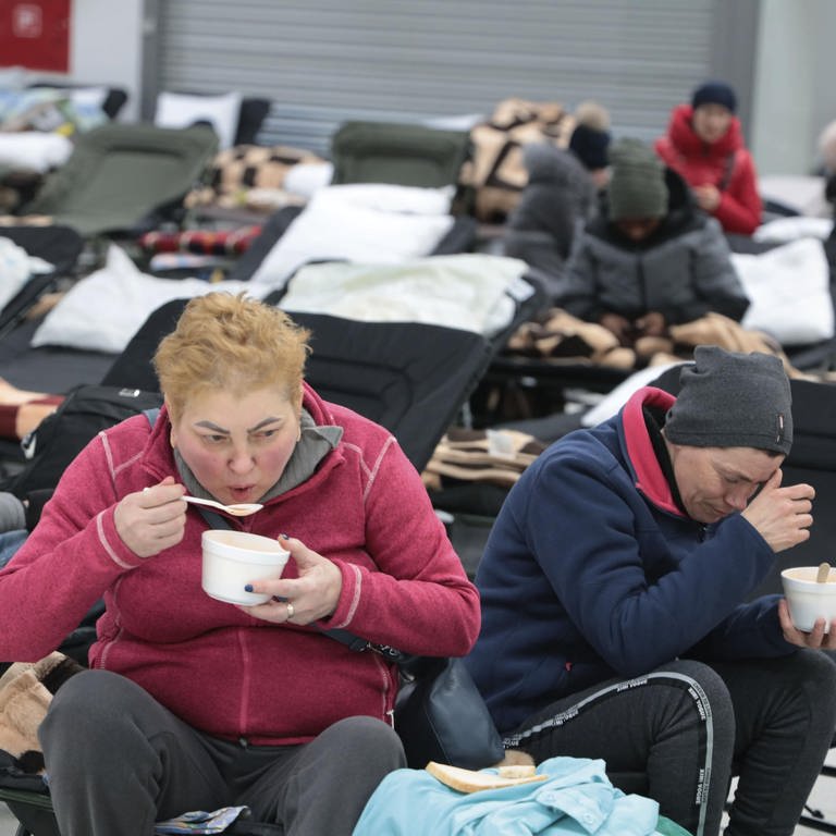 Flüchtlinge essen in einer Notunterkunft. (Foto: dpa Bildfunk, picture alliance / Kyodo)