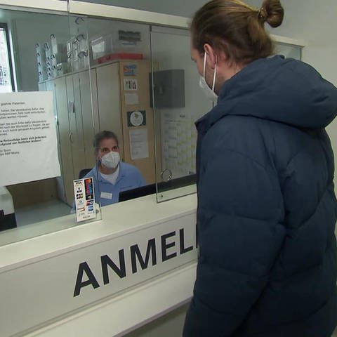 Mainzer Krankenhaus Rezeption mit Notfallpatient (Foto: SWR)