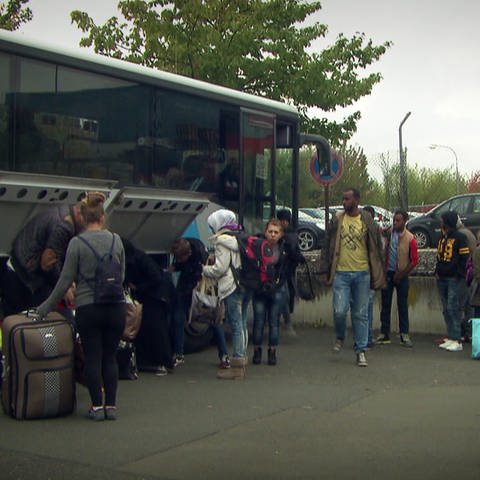 Geflüchtete Menschen steigen aus Bus aus (Foto: SWR, SWR)