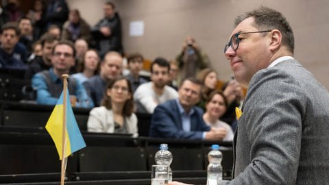 Oleksij Makeiev, Botschafter der Ukraine, unterhält sich an der Universität in Mainz mit Studierenden in einem Hörsaal. (Foto: dpa Bildfunk, picture alliance/dpa | Boris Roessler)