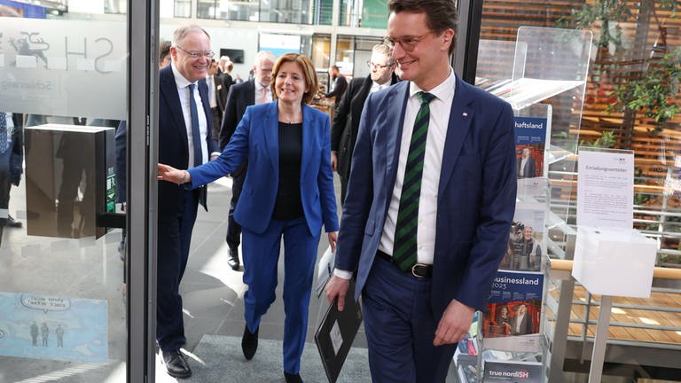  Ministerpräsidentin von Rheinland-Pfalz, und Hendrik Wüst (CDU), Ministerpräsident von NRW, kommen zu einer Pressekonferenz im Rahmen der Ministerpräsidentenkonferenz in der Landesvertretung Niedersachsens. (Foto: dpa Bildfunk, Picture Alliance)