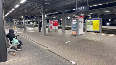 Auswirkungen des Warnstreiks in Trier: Am Hauptbahnhof fahren keine Züge, aber Busse (Foto: SWR)