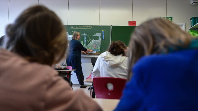 Das rheinland-pfälzische Bildungsministerium hat zurückhaltend auf Pläne anderer Bundesländer reagiert, Teilzeitmöglichkeiten für Lehrkräfte zu beschränken. RLP will den Lehrermangel anders bekämpfen.