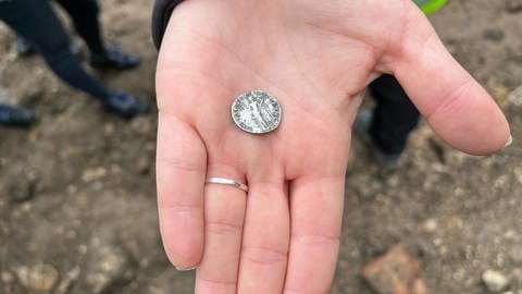 Diese römische Münze aus dem 2. Jahrhundert mit dem Abbild von Kaiser Trajan wurde bei archäologischen Ausgrabungen in Mainz gefunden. (Foto: dpa Bildfunk, Picture Alliance)