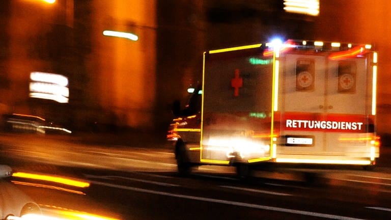 Ein Rettungswagen fährt über eine Straße. In Rheinland-Pfalz und Deutschland gibt es immer weniger Notärzte und Notärztinnen. Deshalb streichen viele Standorte Dienste. Die Anfahrt bei Notfällen wird dadurch länger.
