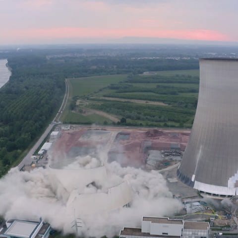 Atomkraftwerk bei der Sprengung (Foto: SWR)