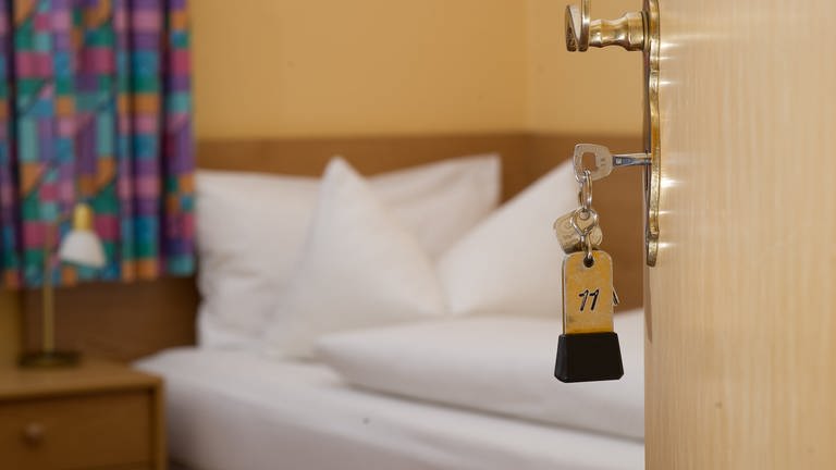 Ein Hotelzimmer mit Zimmerschlüssel (Symbolbild) (Foto: dpa Bildfunk, picture alliance/dpa | Swen Pförtner)