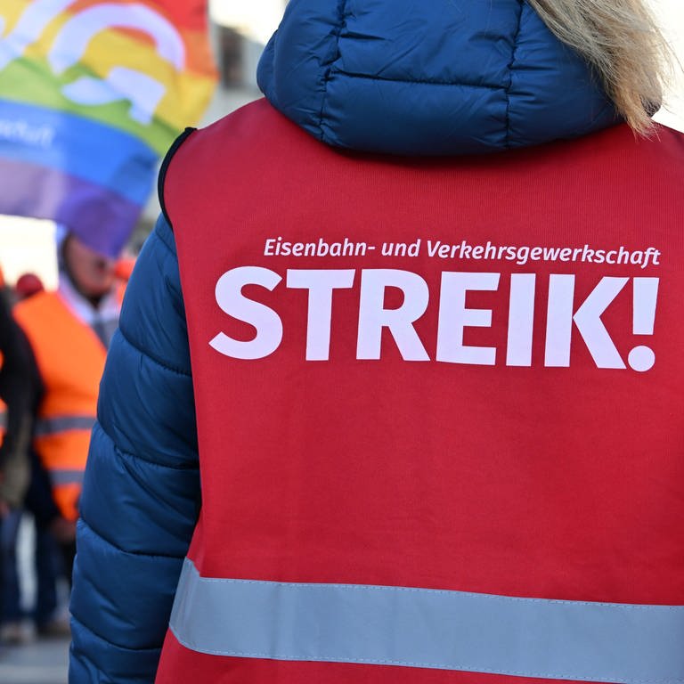 Für Freitag hat die Gewerkschaft EVG Warnstreiks bei der Bahn angekündigt (Foto: dpa Bildfunk, picture alliance/dpa | Martin Schutt)