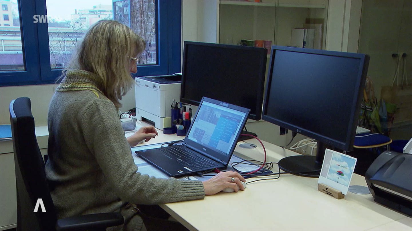 Frau sitzt am Computer (Foto: SWR)