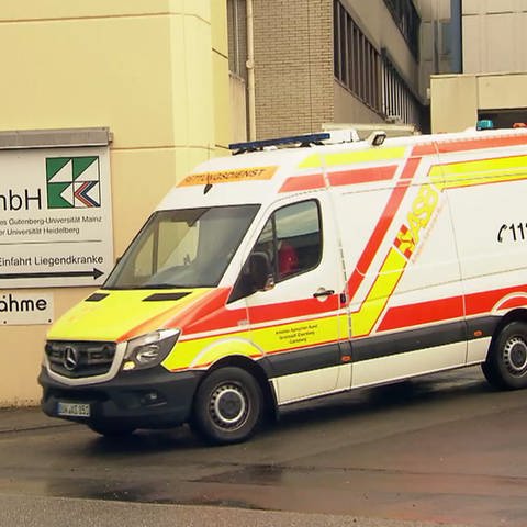 Klinik und Krankenwagen (Foto: SWR)