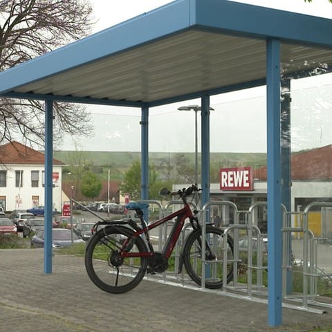 Fahrrad steht im Fahrradständer