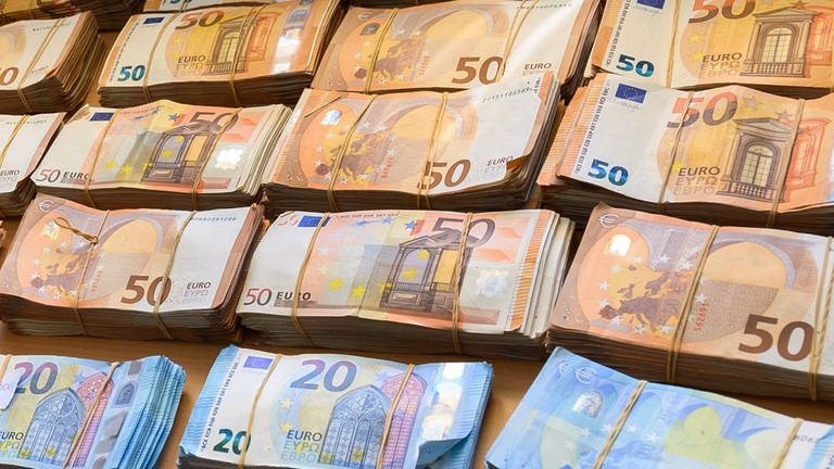 Euro-Scheine - in Rheinland-Pfalz sind die Kommunen zum Teil sehr hoch verschuldet, am schlimmsten ist es weiter in der Westpfalz. (Foto: dpa Bildfunk, Picture Alliance)