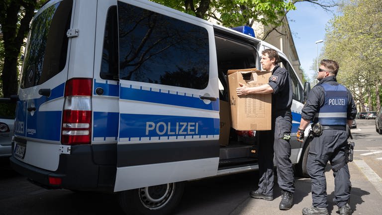 Polizeibeamte entladen am Landeskriminalamt Rheinland-Pfalz einen Transporter mit sichergestelltem Material aus einer Razzia in mehreren Bundesländern gegen die italienischen Mafia 'Ndrangheta. (Foto: picture-alliance / Reportdienste, Sebastian Gollnow)