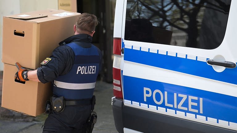 Ein Polizeibeamter entlädt am Landeskriminalamt Rheinland-Pfalz einen Transporter mit sichergestelltem Material aus einer Razzia in mehreren Bundesländern gegen die italienischen Mafia 'Ndrangheta.  (Foto: dpa Bildfunk, picture alliance/dpa | Sebastian Gollnow)