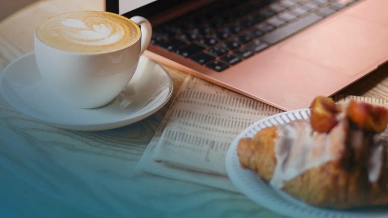 Ein Croissant und ein Café stehen auf einem Tisch vor einem Laptop (Foto: picture-alliance / Reportdienste, SWR, Picture Alliance)