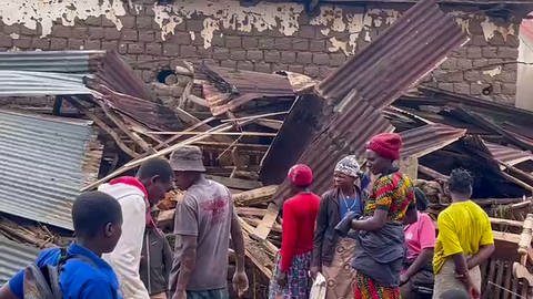 Bei der Flutkatastrophe mit 127 Toten in Ruanda sind viele Häuser eingestürzt. Unter den Trümmern werden noch Menschen vermutet.  (Foto: picture-alliance / Reportdienste, picture alliance/dpa/RwandaTV/AP | Uncredited)