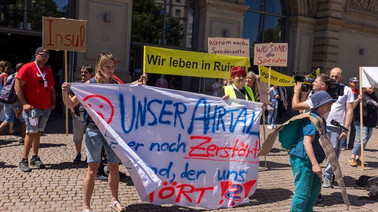 Demonstranten aus dem Ahrtal bei Demo in Mainz