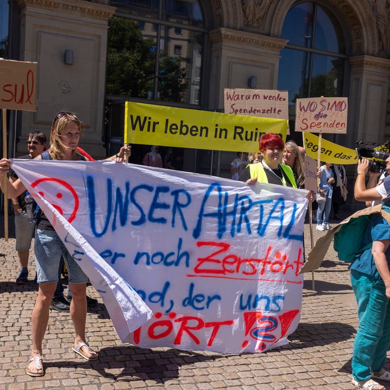 Demonstranten aus dem Ahrtal bei Demo in Mainz (Foto: dpa Bildfunk, Picture Alliance)