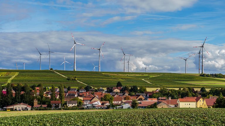 Eine Windpark steht oberhalb von Gau-Heppenheim.