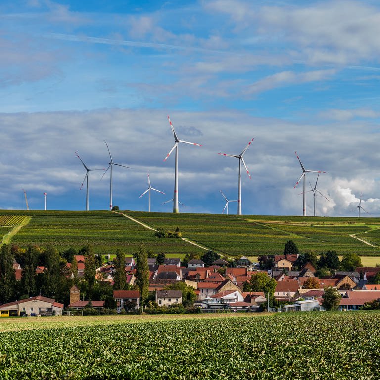 Eine Windpark steht oberhalb von Gau-Heppenheim. (Foto: dpa Bildfunk, Picture Alliance)