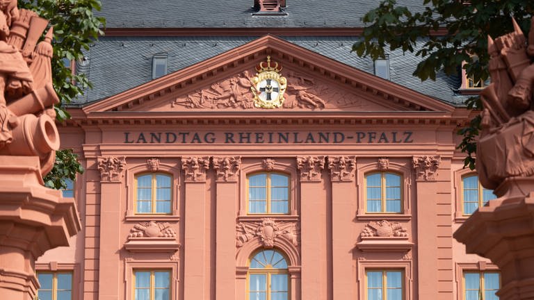 Das Deutschhaus, Sitz des Landtags von Rheinland-Pfalz. (Foto: picture-alliance / Reportdienste, picture alliance/dpa | Sebastian Gollnow)