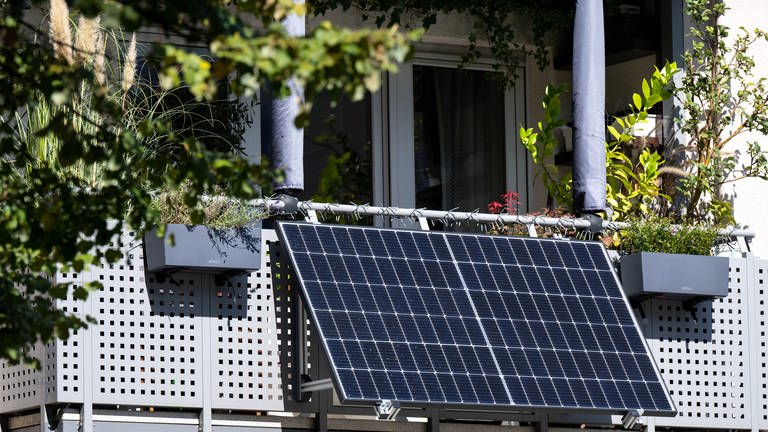 Eine kleine Solaranlage die an einem Balkon befestigt ist (Foto: dpa Bildfunk, picture alliance/dpa | Sven Hoppe)