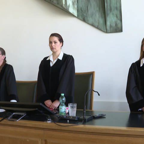Richterinnen stehen im Gerichtssaal (Foto: SWR, SWR)