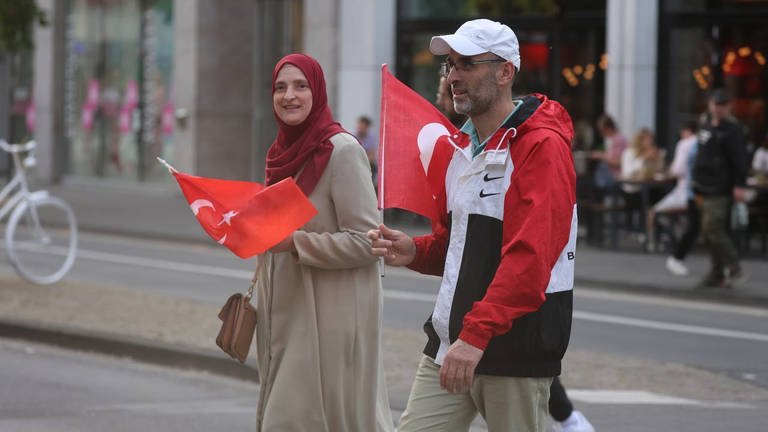 Nach dem Wahlsieg des türkischen Präsidenten Recep Tayyip Erdogan haben seine Anhänger in Rheinland-Pfalz gefeiert. Über Ausschreitungen ist nichts bekannt. (Foto: picture-alliance / Reportdienste, picture alliance / AA | Kadir Ilboga)