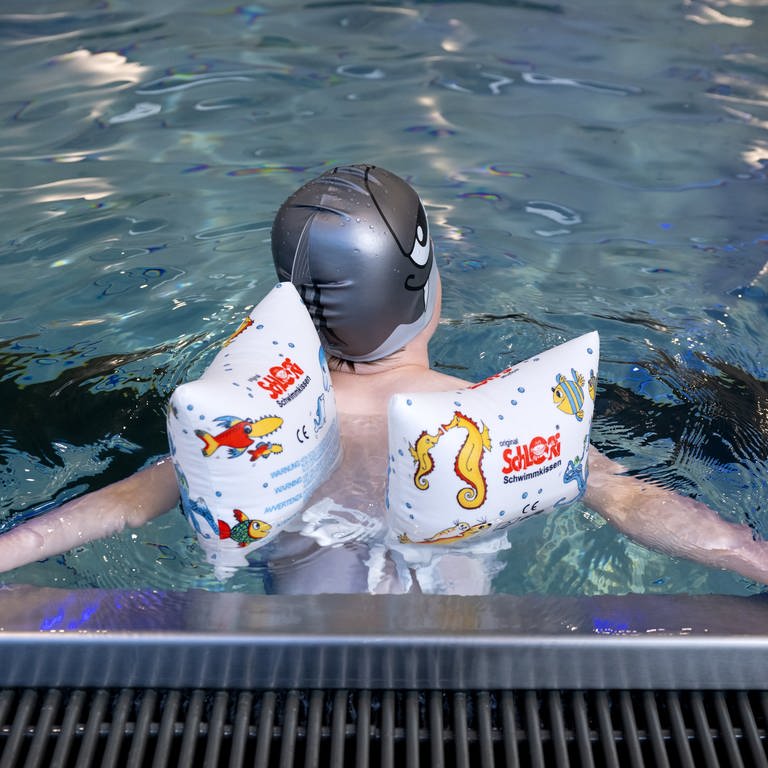 Ein Junge nimmt an einem Schwimmkurs teil (Foto: dpa Bildfunk, Picture Alliance)