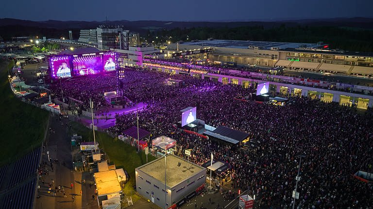 Rockfans bevölkern das Gelände des Festivals Rock am Ring am Nürburgring (Luftaufnahme mit einer Drohne) (Foto: dpa Bildfunk, picture alliance/dpa | Thomas Frey)