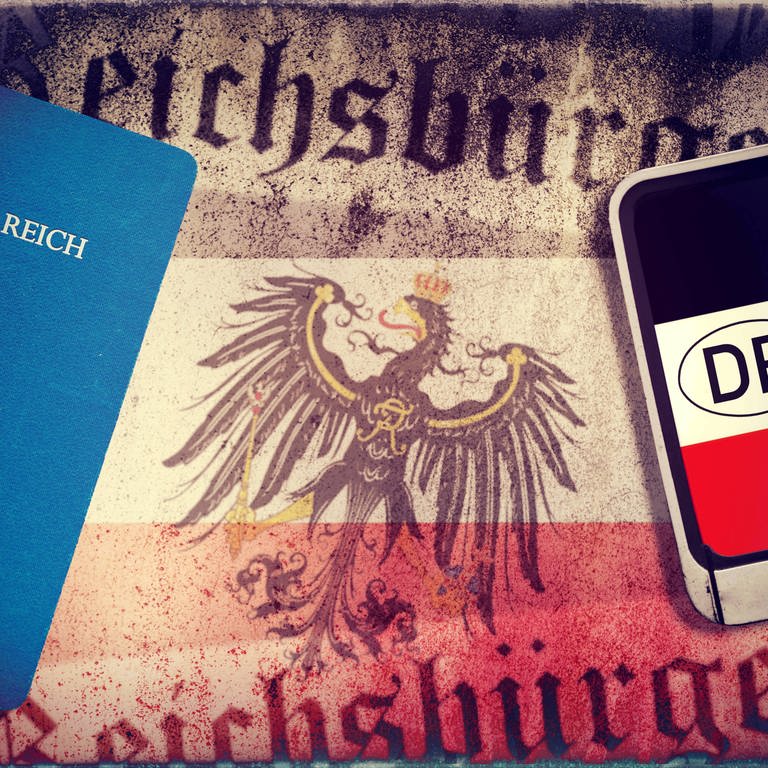 Reichsbürger-Pässe, Reichsadler und Reichsbürger-Nummernschild, Symbolfoto (Foto: dpa Bildfunk, Picture Alliance)