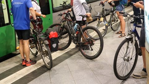 Fahrrad im Zug mitnehmen - darauf haben Bahnreisende jetzt Anspruch (Foto: picture-alliance / Reportdienste, Picture Alliance)