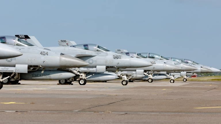 Acht Jets vom Typ F18 der US Marine parken auf dem Luftwaffenstützpunkt Hohn. Sie werden an der Übung Air Defender 23 teilnehmen. (Foto: dpa Bildfunk, Picture Alliance)