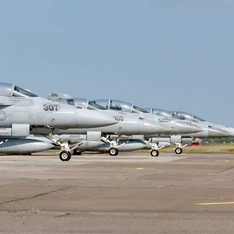 Acht Jets vom Typ F18 der US Marine parken auf dem Luftwaffenstützpunkt Hohn. Sie werden an der Übung Air Defender 23 teilnehmen.