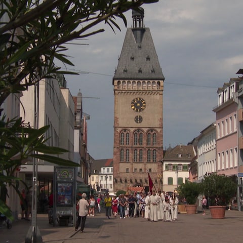 Festliche Fronleichnamsprozession durch die Speyrer Altstadt (Foto: SWR)